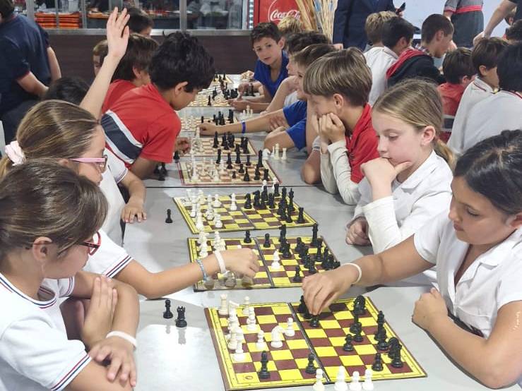 Estudiantes de primaria jugando al ajedrez durante un torneo entre colegios