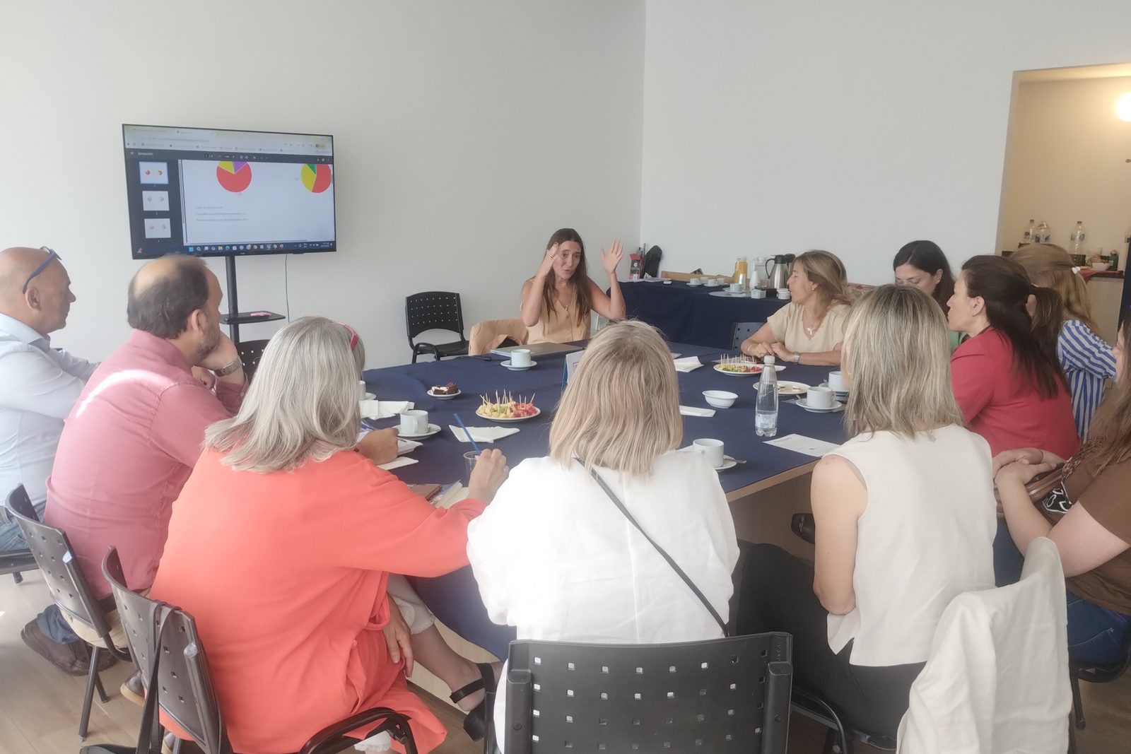 Directores de nivel reunidos alrededor de una mesa de trabajo