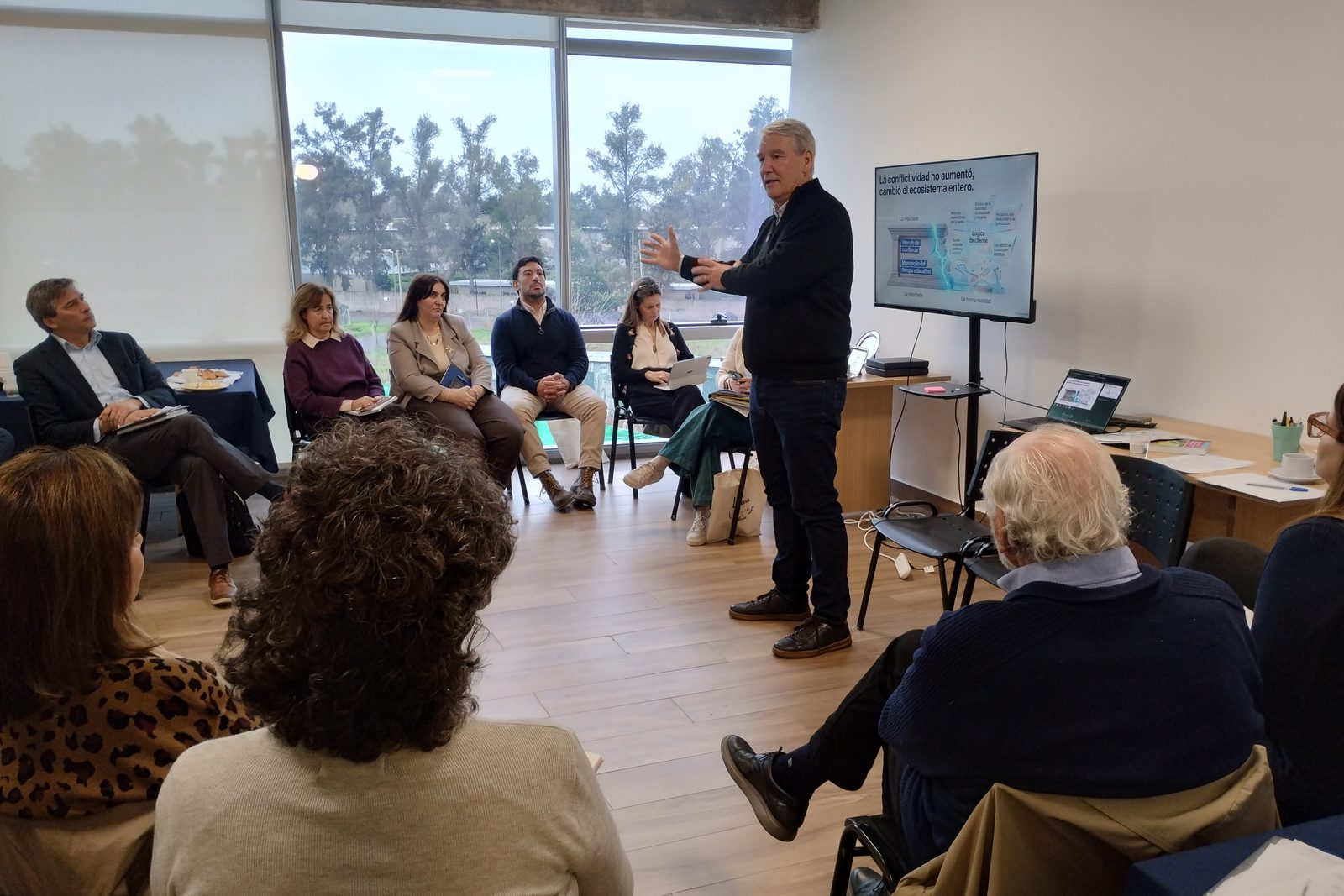 Reunión de socios: un director expone frente a los representantes de las instituciones